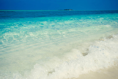异国情调的热带海滩。暑假和旅游, 热门目的地, 豪华旅游理念。马尔代夫, 印度洋。海景与白沙, 晶莹的绿松石水。天堂度假岛