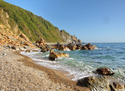 岩石和石头的日本海沿岸的水中