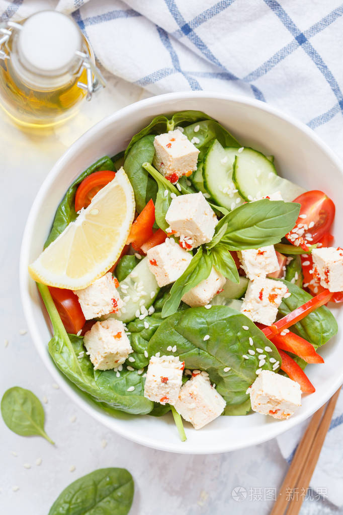 纯素健康沙拉配辣椒粉豆腐和蔬菜