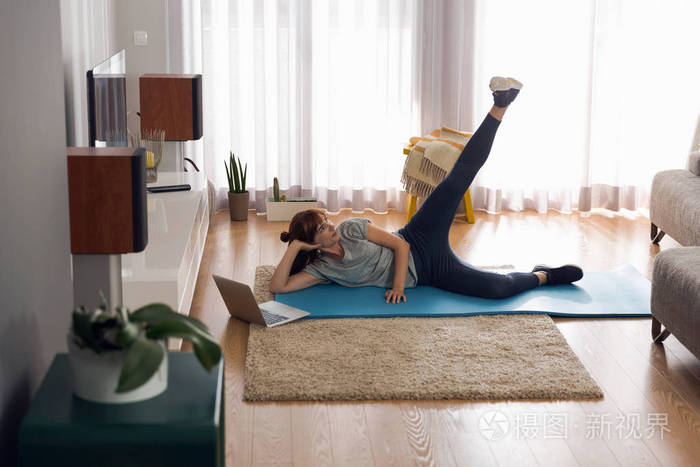 在家里锻炼瑜伽的女人