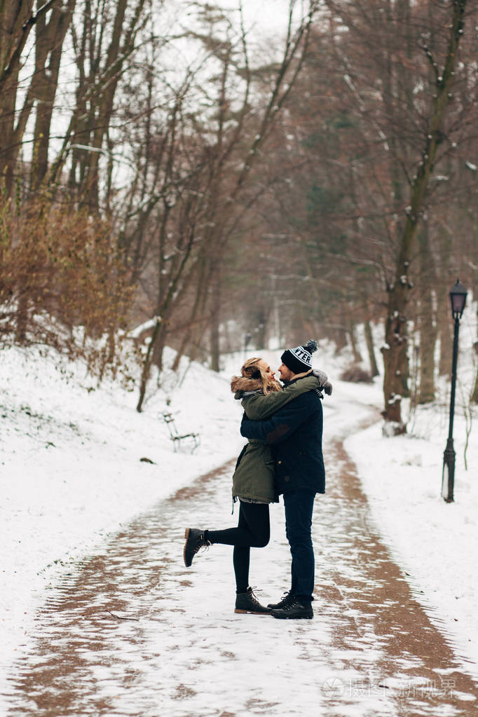 情侣在雪山公园相拥