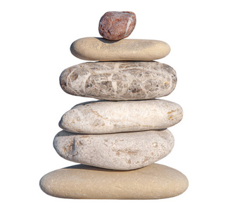 在白色复合体上分离的几个卵石石像禅宗和放松概念的象征