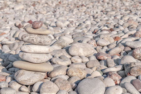 沙滩背景下的禅宗和休闲概念的几个卵石复合体