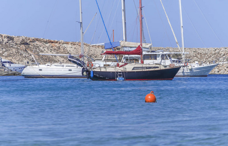 几马达停泊的小船在蓝色海在夏天干净的天
