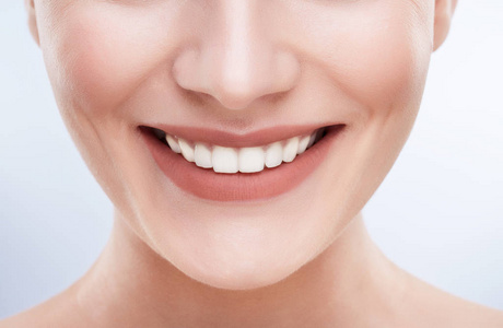 美丽的微笑的女人照片