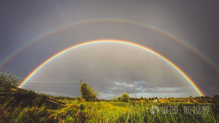 雨后田野里美丽明亮的双彩虹照片-正版商用图片0zvztl-摄图新视界