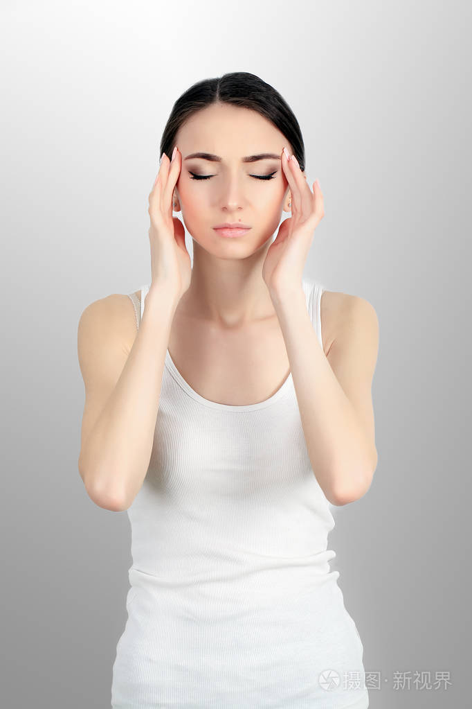 健康和痛苦.强调疲惫的年轻女子有强烈的 te