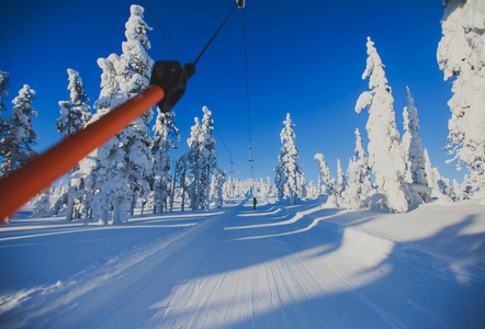 冷山的美景的滑雪胜地，阳光明媚的冬日，与边坡 滑雪和滑雪缆车