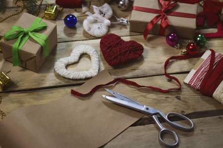 包装圣诞节和新年礼物的过程。牛皮纸 pap