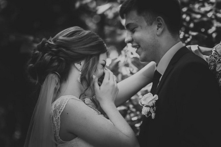 黑白照片夫妇新郎和新娘的背景叶子