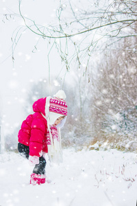 冬天孩子在雪地里玩耍。选择性焦点