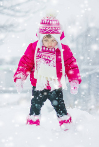 冬天孩子在雪地里玩耍。选择性焦点