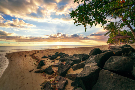 令人敬畏的日落在毛里求斯岛