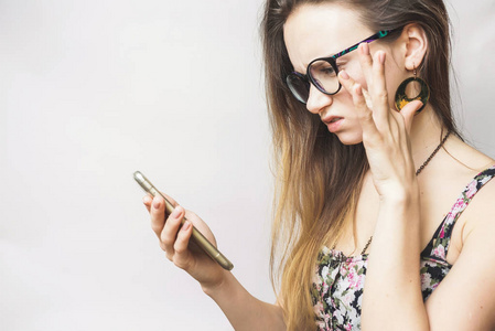 恼怒的哀伤的女孩青少年犯错在移动照片