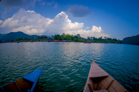 在 的卡斯基区尼泊尔的费瓦塔湖与建筑的美丽风景的小船的尖端关闭了卡利甘达基区