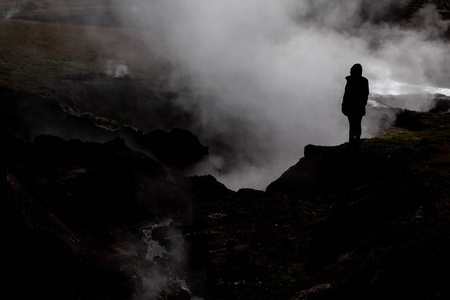 冰岛 Strokkur 喷泉的喷发。冬天的冷色调, 阳光透过蒸汽照射。冰岛地热区