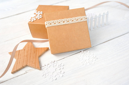 圣诞礼品盒与木星的空间为您的文本。白色木制背景样机
