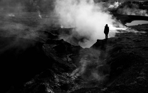 冰岛 Strokkur 喷泉的喷发。冬天的冷色调, 阳光透过蒸汽照射。冰岛地热区