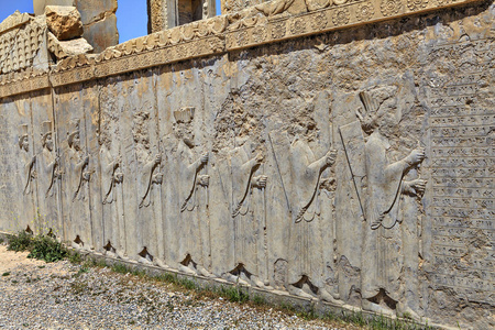 伊朗砂岩墙上刻有守卫的浮雕图片