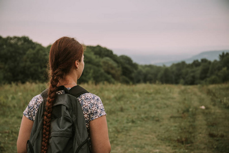 背包在高原的年轻女孩徒步旅行者, 后面看法