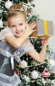 在圣诞树上的小女孩喜欢的礼物