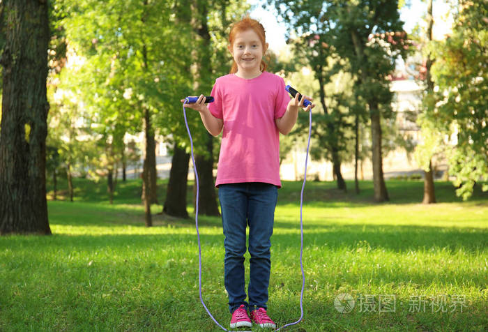 公园里有跳绳的可爱小女孩