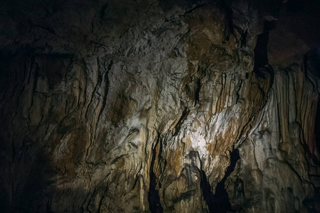 地下洞穴墙上的裂缝