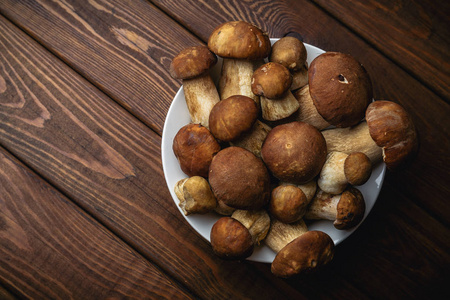 新鲜的牛蘑菇在木桌, 顶上或顶部视图的板材