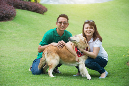 幸福的情侣与狗图片-幸福的情侣与狗素材-幸福的情侣与狗插画-摄图新