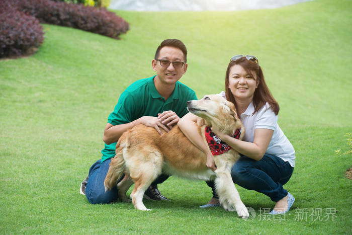 幸福的情侣与狗