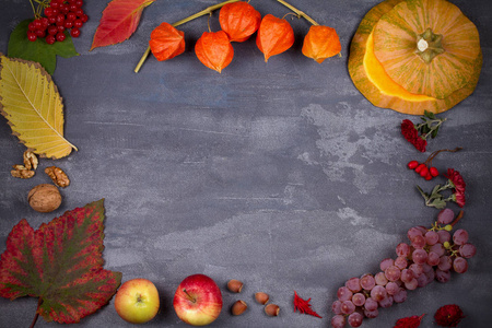 收获或感恩背景。感恩节食品的概念。秋季水果, 蔬菜, 树叶和花朵