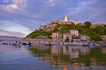 Vrbnik 镇水景景观