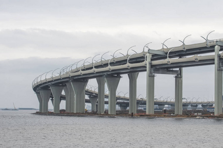 高速度高速公路在海湾之上的地面