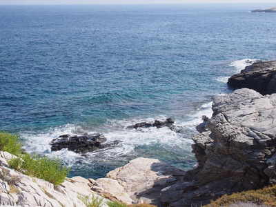 岩石和波浪的看法碰撞到希腊海岛塔索斯帕帕佐普洛斯