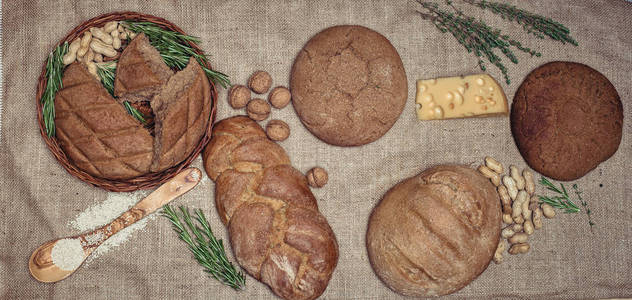 面筋免费面包躺在一个天然的粗麻布织物。苋菜粉混合自制面包