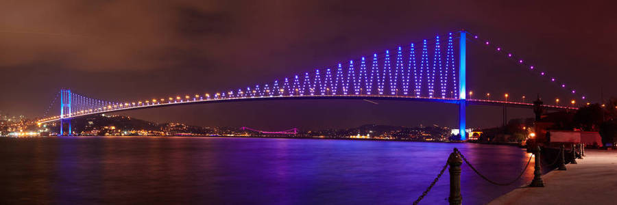 伊斯坦布尔夜间的博斯普鲁斯海峡大桥