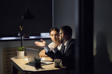 晚间工作的女人图片