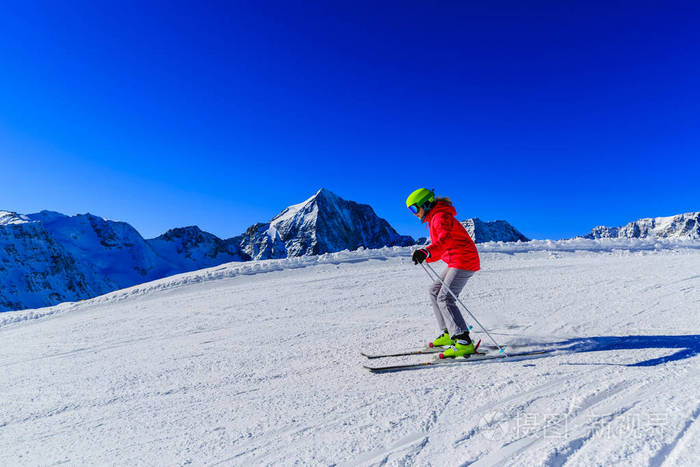 在山中而晴朗的一天滑雪在雪上的女孩在w滑雪
