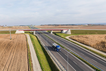 现代公路上的汽车