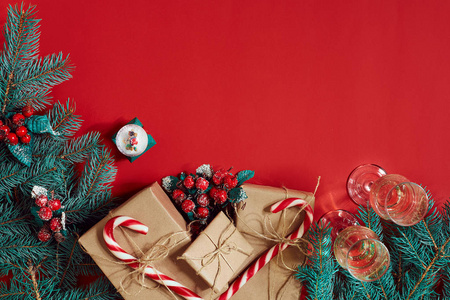 冷杉枝, 礼品盒和两杯香槟红色背景