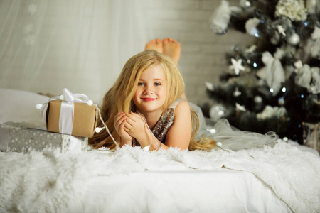 圣诞快乐, 假期愉快。漂亮的金发女孩是近装饰的圣诞树