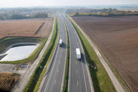 现代公路上的汽车