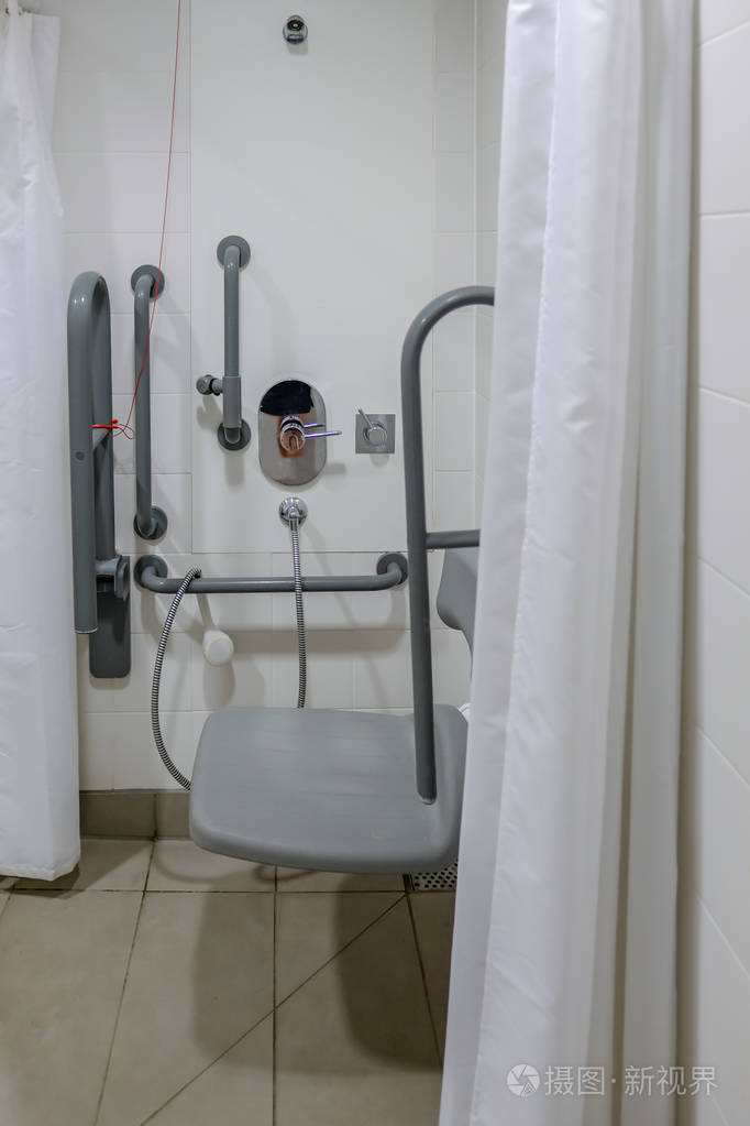 更衣室内的残疾人淋浴间