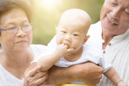 爷爷奶奶和孙子在户外