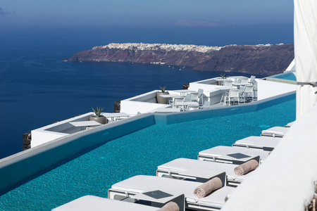 位于圣托里尼岛的一个俯瞰火山口的酒店游泳池