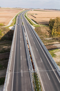 现代公路上的汽车