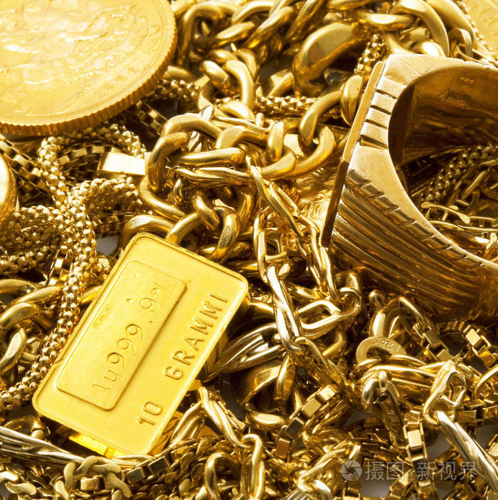 白色背景上的金色物体