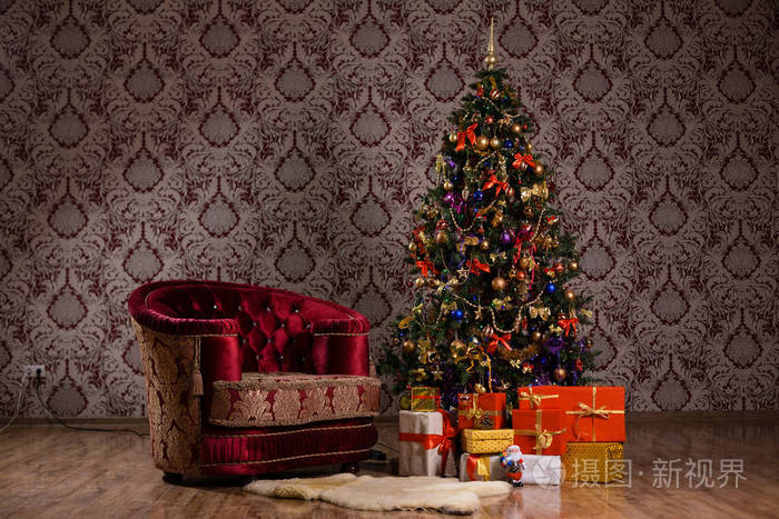 圣诞节圣诞树, 礼物和扶手椅的黑色圣诞场景