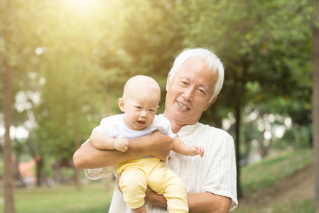 祖父和孙子在公园