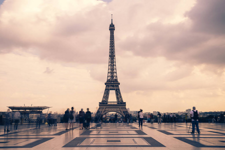 欧洲曝光埃菲尔铁塔, 巴黎的象征和标志性的标志在法国, 在阴天.